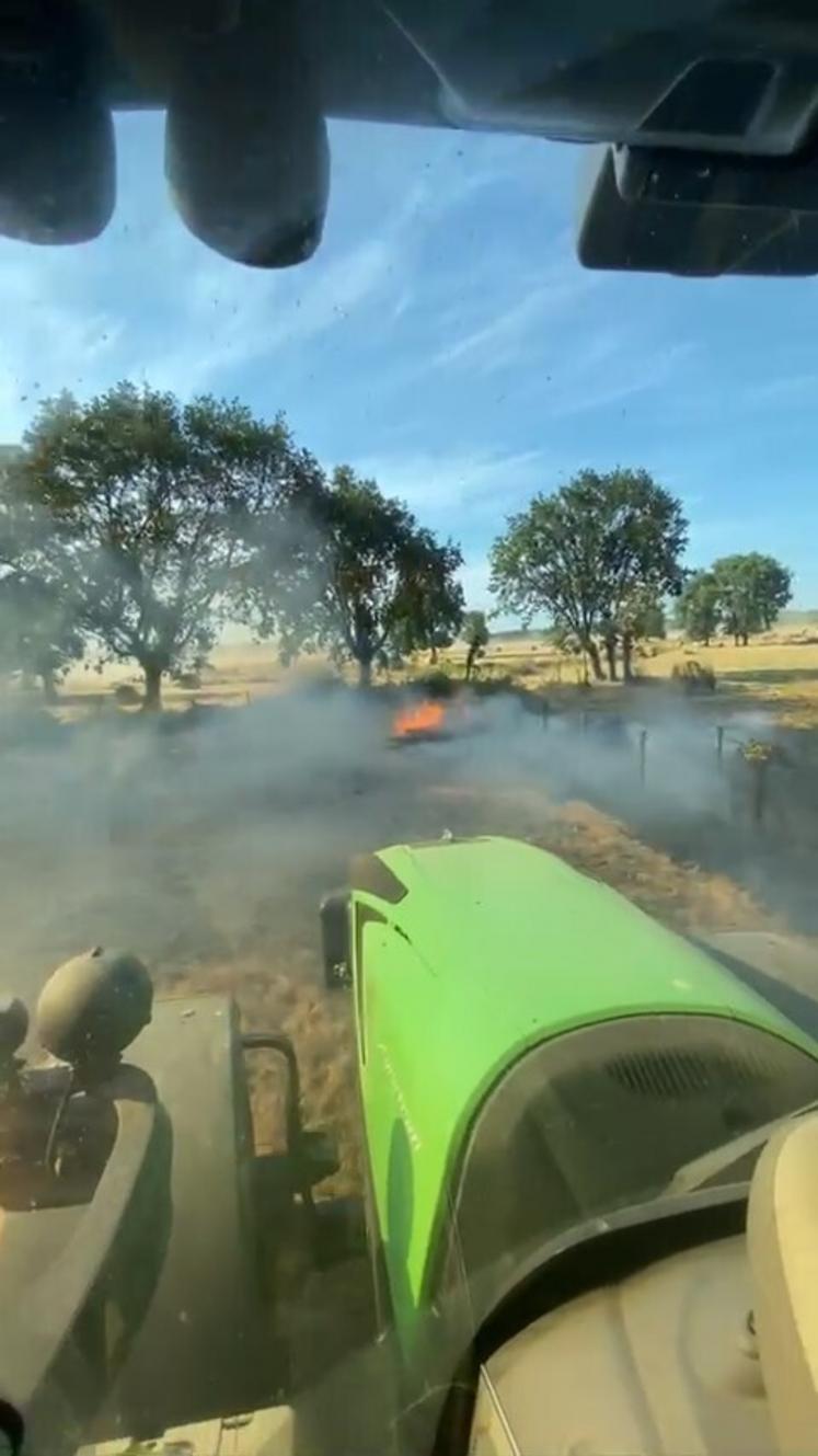 Beaucoup d'agriculteurs étaient sur place dès dimanche après-midi. Certains ont parcouru une heure de route en tracteur pour venir prêter main forte aux pompiers.
