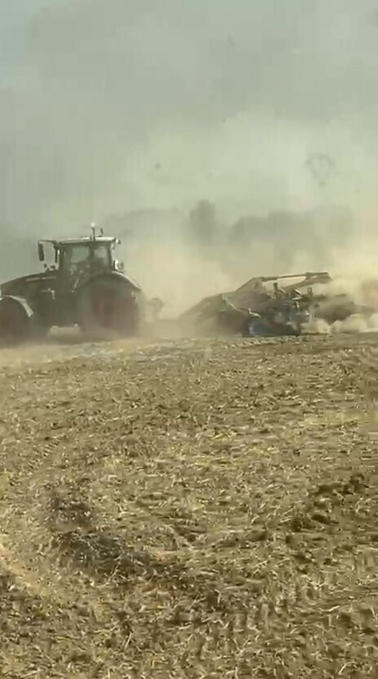 Des vastes surfaces ont été déchaumées et aspergées d'eau pour stopper la propagation du feu.