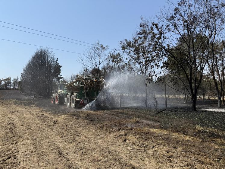 Lundi 13 juillet, alors que le feu était maîtrisé, une quinzaine d'agriculteurs sont à nouveau passés avec des tonnes à eau en bordure de routes et de haies.