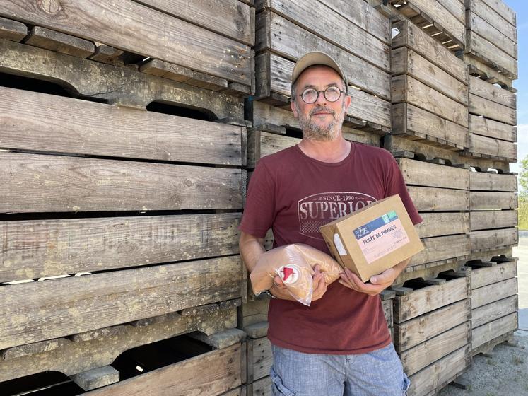 David, Barou, associé du Verger du Pré Ferron à Chemillé en Anjou (Melay), et son bib de purée de pommes. 