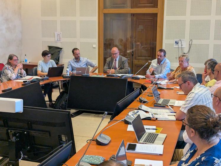 Autour du préfet François Pesneau et du directeur de la DDT, étaient réunis les responsables de la Chambre d'agriculture, de la MSA et les organisations syndicales du département.