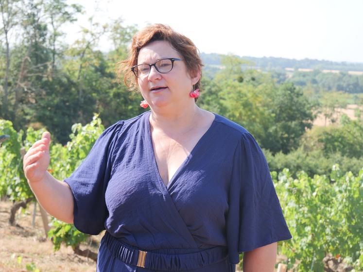 Anne Sophie Bodineau mène les visites des vignes et de la cave organisées sur demande.