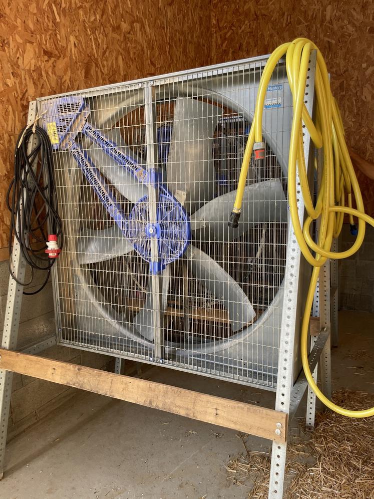 Outre les deux lignes de pipettes, ici dans son bâtiment de chapons de poulets, Romain Beaupère a installé deux turbines munies de couronne de brumisation lors des fortes chaleurs en fin de lot.