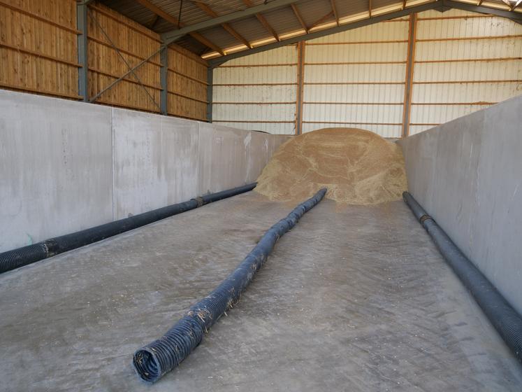 Des gaines de ventilation ont été installées dans le silo de stockage.