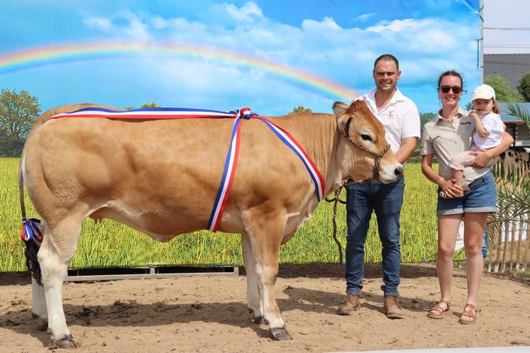 Versailles du Gaec Maison Braud à Maulévrier, élue "meilleur animal du concours".