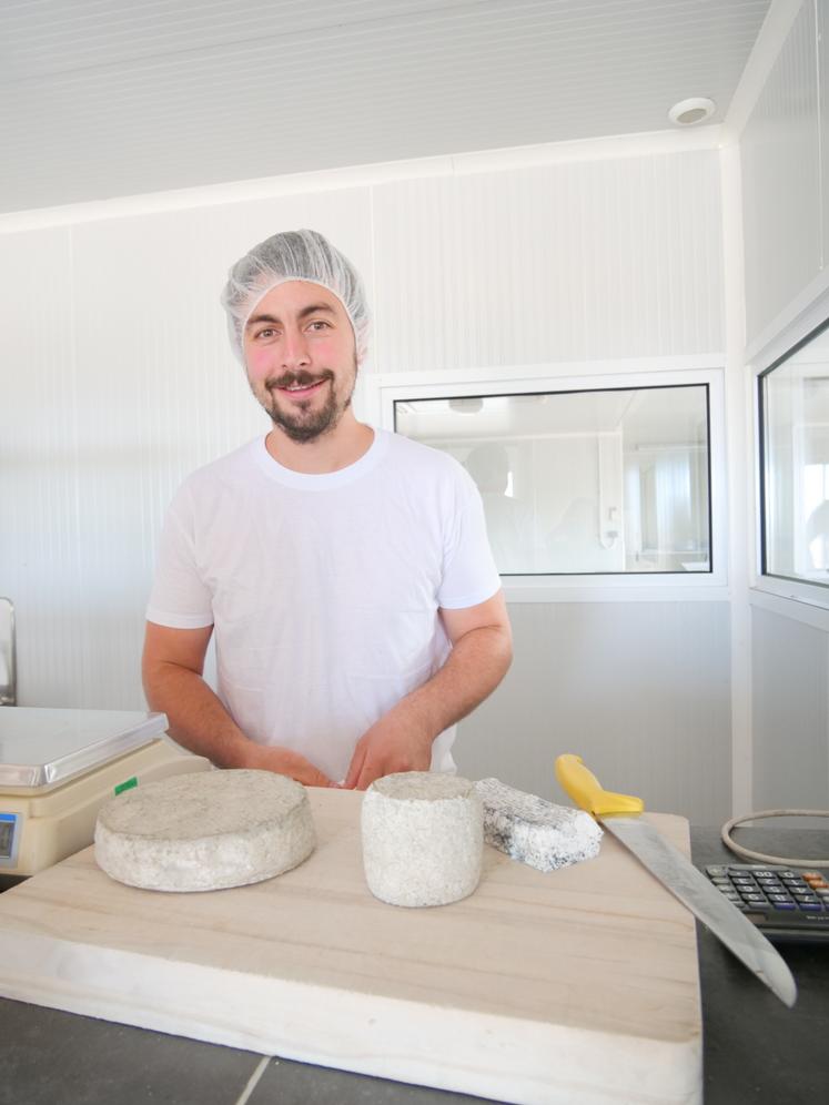 Paul Raimbault dans le local de vente à la ferme de Chevrettes des Mauges. Le jeune éleveur relance la fabrication de fromages fermiers : des tommes affinées 5 semaines, des fromages frais, aux aromatiques...