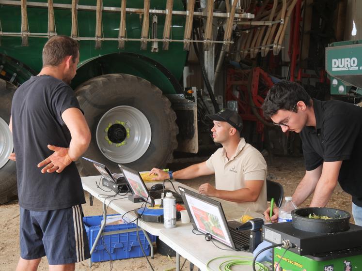 Seenovia a programmé 11 journées d'analyse de matière sèche de maïs dans le Maine-et-Loire cette année. Lundi 3 août, elle se déroulait sous le hangar de la Cuma La Familiale.