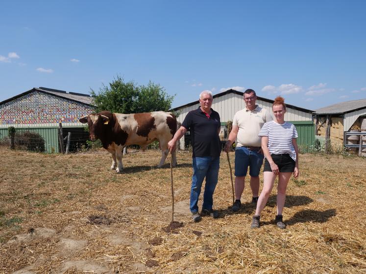 Christian, Julien et Julie Douet, de l'élevage Douet à Châtelais, devant un des taureaux de l'élevage.