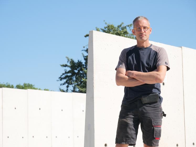 Des nouveaux silos et une nouvelle plateforme ont été construits sur l'exploitation cet été. Les caissons de fumier partent plusieurs fois par semaine vers l'unité de méthanisation.