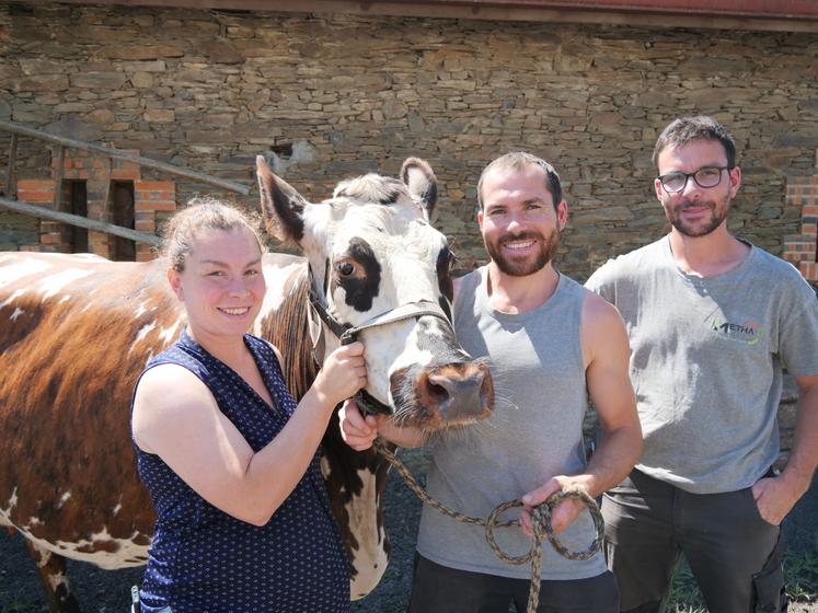 Claire, Thibaut et Mathieu Lambert, sont associés avec leur mère au sein du Gaec La Normande.