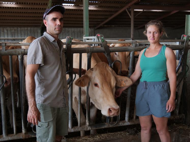 Le couple travaille ensemble sur l'exploitation, se partageant les soins aux animaux.