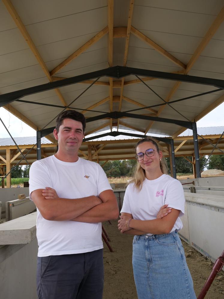 Malo Chanteux et Maud Antonin dans la chèvrerie en construction.