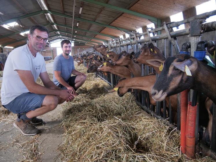 Anthony Audouin et Paul Raimbault, associés de l'EARL de la Gilière, commercialisent leurs fromages sous la marque Chevrettes des Mauges. 