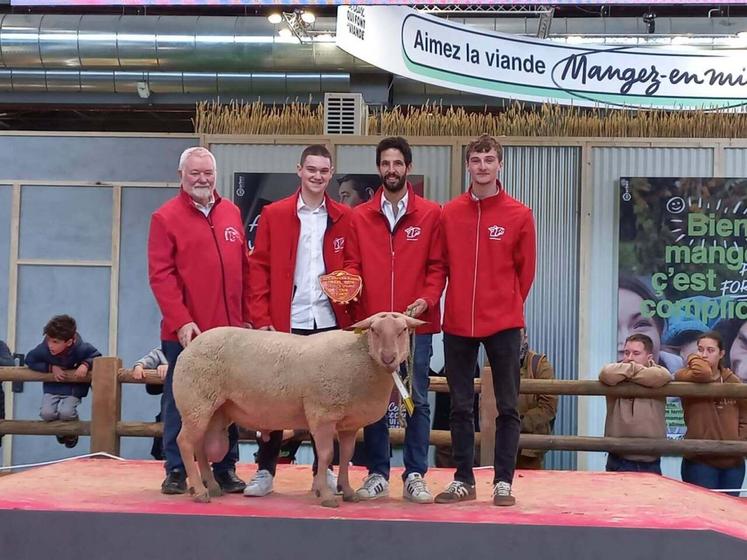 Parmi les 5 béliers présentés par l'élevage Charbonnier au Salon International de l'Agriculture en février dernier, l'un a terminé premier de section. L'élevage a obtenu le premier prix du challenge racial.