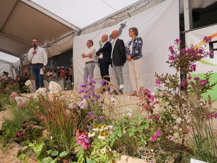 Benoit Cesbron a interpellé les élus lors de son discours dimanche midi. Pascal Garnier (en haut à droite) avec la championne du concours régional de la race prim'holstein.