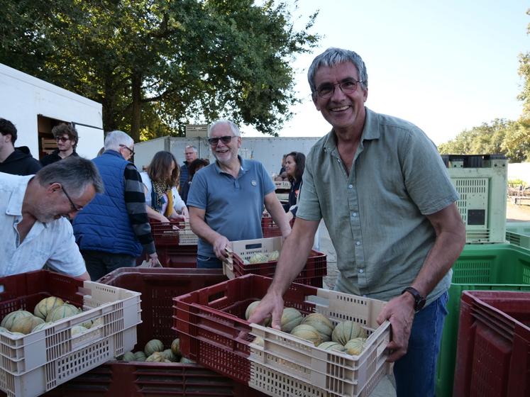 Laurent Lelore, président de Solaal Pays de la Loire, et derrière lui François Beaupère, trésorier, lors d'une matinée des partenaires au Jardin de cocagne angevin, à Saint-Barthélémy d'Anjou, le 25 septembre.