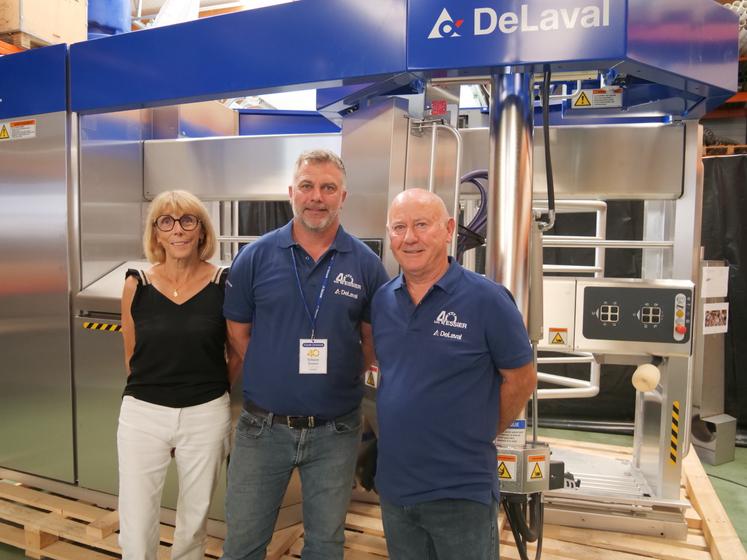 Yohann Tessier, gérant, entouré de ses parents Régine et Henri-Paul, devant un robot DeLaval dernière génération.