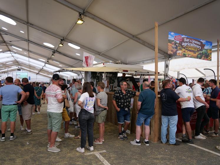Le bar des Jeunes agriculteurs est le point de ralliement des visiteurs. 