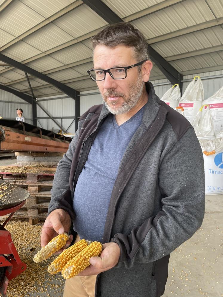 Christophe Raveau conduit seul son exploitation à Saint-Mathurin-sur-Loire, mais s'entraide avec son voisin.
