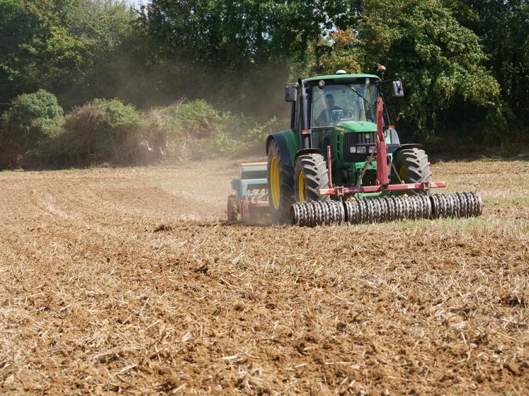 Lundi 31 août, Christian Pezot commençait à semer ses couverts végétaux.