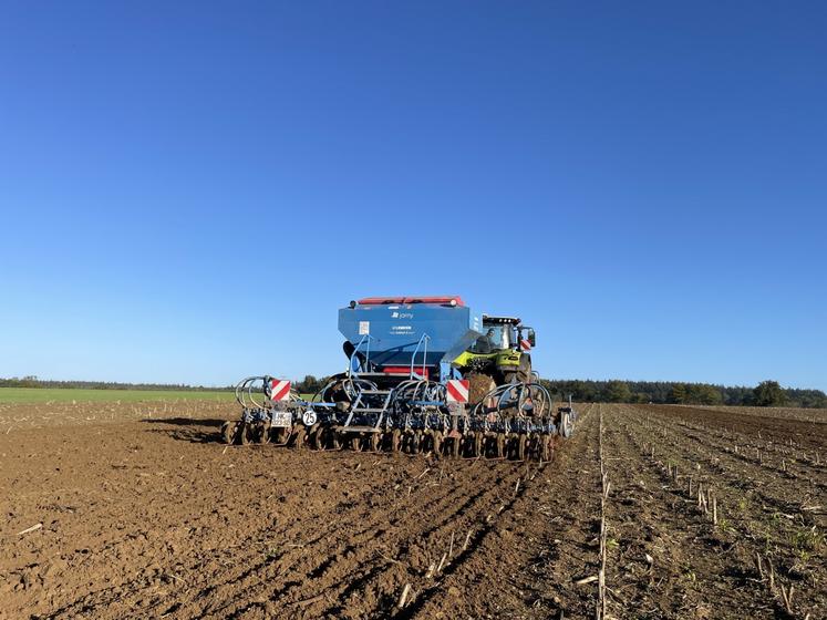Semis de blé mercredi 28 octobre à La Meignanne, avec le semoir rapide de la Cuma Botanica. 
