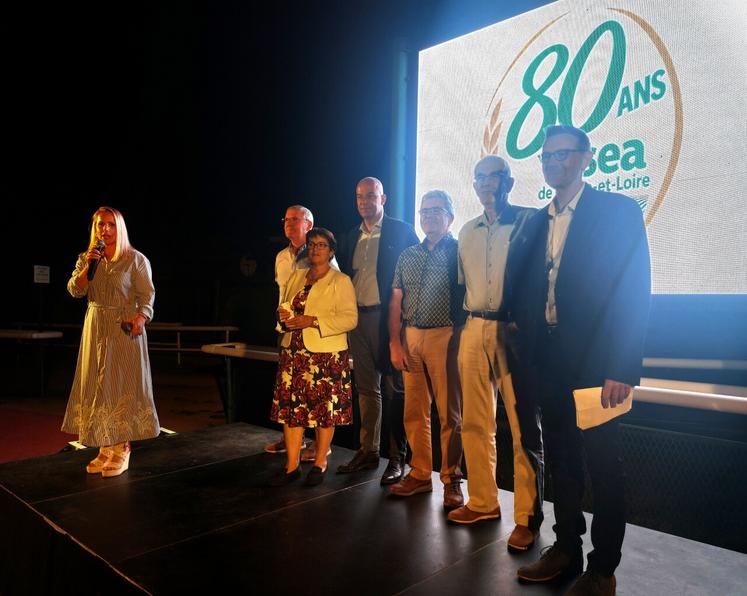 Les anciens président(e)s de la FDSEA49 se sont succédé au micro : de droite à gauche, Emmanuel Lachaize, Maurice Réveillère, Jean-François Cesbron, Arnaud Rousseau (président FNSEA), Christiane Lambert, Jean-Marc Lezé, aux côtés d'Emilie Ménard (vice-présidente de la FDSEA 49).