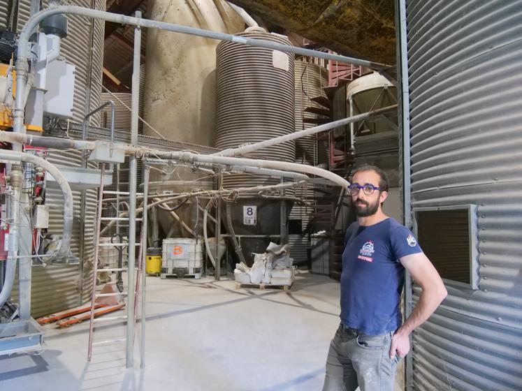 Benjamin Montailler dans la fabrique d'aliments à la ferme.