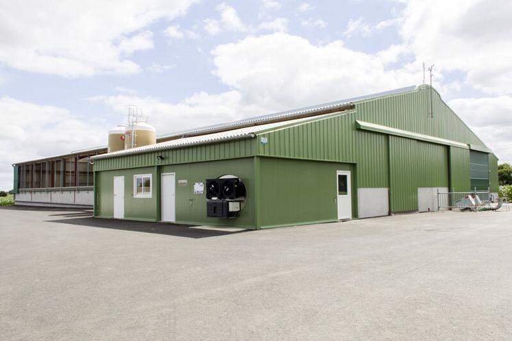 Exemple de réalisation par l'entreprise Thomas d'un bâtiment stabulation + laiterie de 40 m x 30 m, pour 7,30 m de hauteur au faitage, sur la commune de Saint Hilaire du Bois.