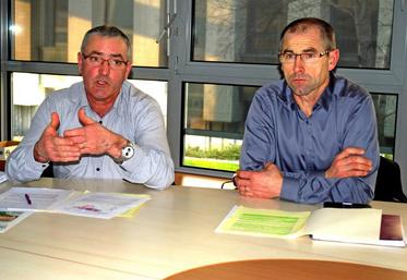 "Les entreprises ont pris les producteurs pour la variable d'ajustement", dénoncent Gérard Bourcier, président de la section porc et Joël Limouzin, président de la FDSEA.