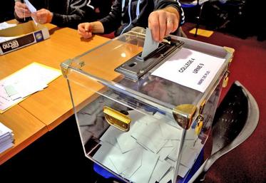 Après l’émargement, chaque enveloppe est placée dans l’urne, ce qui permet de garantir l’anonymat du vote.