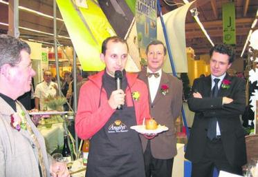 Sur le stand des Pays de la Loire en 2006, le Maine-et-Loire proposait aux visiteurs une dégustation de la poire Angélys.