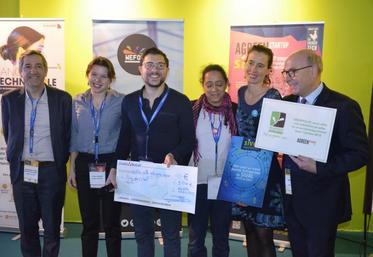 Lors de la remise des prix Agreen Startup au SIval, jeudi 17 janvier à Angers. Clément Réveillé se trouve au centre de la photo.