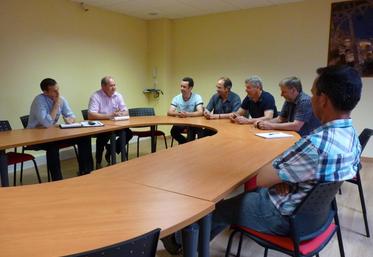 Une délégation d’agriculteurs a rencontré le directeur du magasin 
d’Angers pour appeler à plus de retenue dans les multiples provocations du PDG de Leclerc.