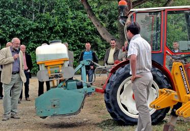 La détection par rayons des taches d’herbe sous le cavaillon, présentée par Patrice Laurendeau, viticulteur et Guillaume Castaldi, de l’ATV 49. Ce matériel permet d’économiser 80 % d’herbicides.