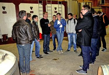 Les dix élèves de terminale de Bac pro CGEA option vignes et vins se sont montrés très intéressé par le fonctionnement de l’exploitation de François Plumejeau.