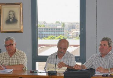 À la tribune, Jean-François Cesbron (à droite), président de Aide a rappelé que depuis 20 ans, l’action de l’association a permis à plusieurs personnes de se sortir de situations difficiles.