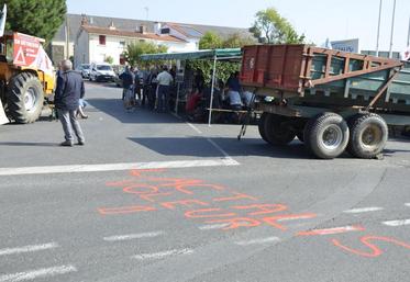 Des agriculteurs ligériens mardi matin 30 août, devant la laiterie Lactalis de Saint-Florent-le-Vieil (Maine-et-Loire).