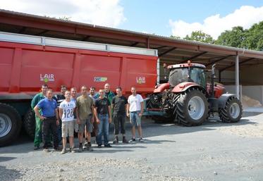 Le groupe tracteur de la Cuma Romaine a investi 220 000 euros cette année pour deux tracteurs, une charrue et une remorque.