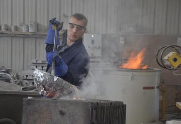 L'aluminium en fusion est à plus de 800 °C. Il refroidit en une dizaine de minute.
