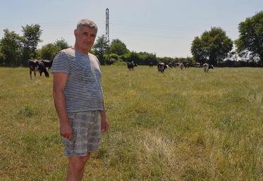 L’éleveur laitier, Rémy Métayer, de La Tessoualle suit depuis le 1er avril le cahier des charges pour produire le lait “C’est qui le patron!?”