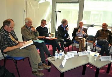 Roger Le Guen, sociologue, Jean-Yves Fouin, Olivier Caillé, Jean-Paul Goutines, animateur du débat, Jean Presselin  et Jean-Louis Lardeux.