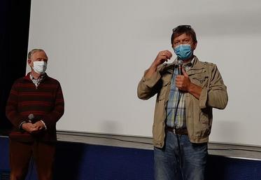 Bruno Parmentier (à gauche) et Frédéric Thomas, ont animé le débat qui a suivi la projection du documentaire sur l’agriculture de conservation et de régénération des sols.