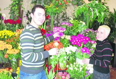 Audrey Barraud, gérante de la boutique “Nature acidulée”, avec Dimitri, son employé, a guidé les visiteurs dans la composition florale.