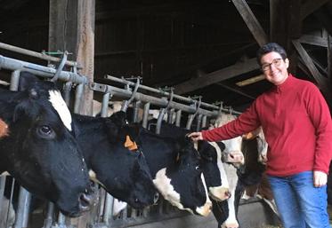Blandine Guérin, 53 ans, est associée avec son mari, son frère et sa belle-sœur, sur la ferme où ses parents exerçaient déjà. L’exploitation produit du lait bio et vend un peu de lait cru en porte-à-porte sur la commune.