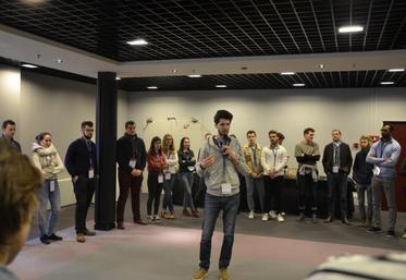 François Gobert, partenaire du concours AGreen Startup avec sa société What The Hack, explique aux candidats comment vont se former les équipes.