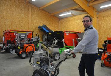 Étienne Loiseau dans l’atelier d’ECS où sont stockées les différentes machines prêtes à l’envoi.