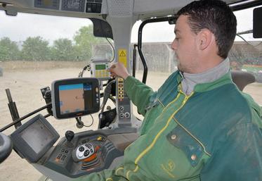 Pierre-Antoine Hoinard, responsable d’atelier, aux commandes du tracteur de 270 ch équipé de l’autoguidage et du télégonflage. à partir d’août, la technologie RTK y sera installée, offrant une précision de l’ordre du centimètre.