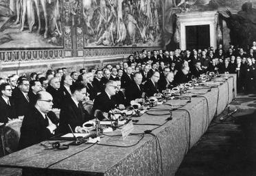 Le 25 mars 1957, les six chefs d'États de Belgique, de France, d'Italie, du Luxembourg, des Pays-Bas et de la République fédérale d'Allemagne, ainsi que leur ministre des Affaires étrangères, signaient les traités de Rome au Capitole.