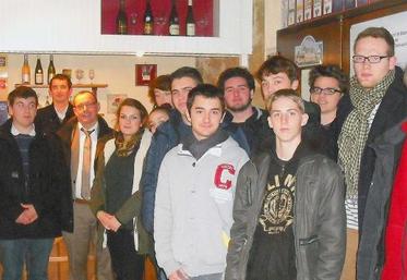 Douze jeunes en bac pro CGEA option viticulture sont allés à la rencontre du jeune viticulteur Vincent Denis, à Cléré-sur-Layon.