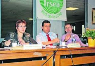La FRSEA a tenu son assemblée générale vendredi 19 mars, à Angers, sur le thème de la Pac. (Christiane Lambert, vice-présidente FRSEA et FNSEA, Xavier Beulin, vice-président de la FNSEA et Joël Limouzin, président de la FRSEA).
